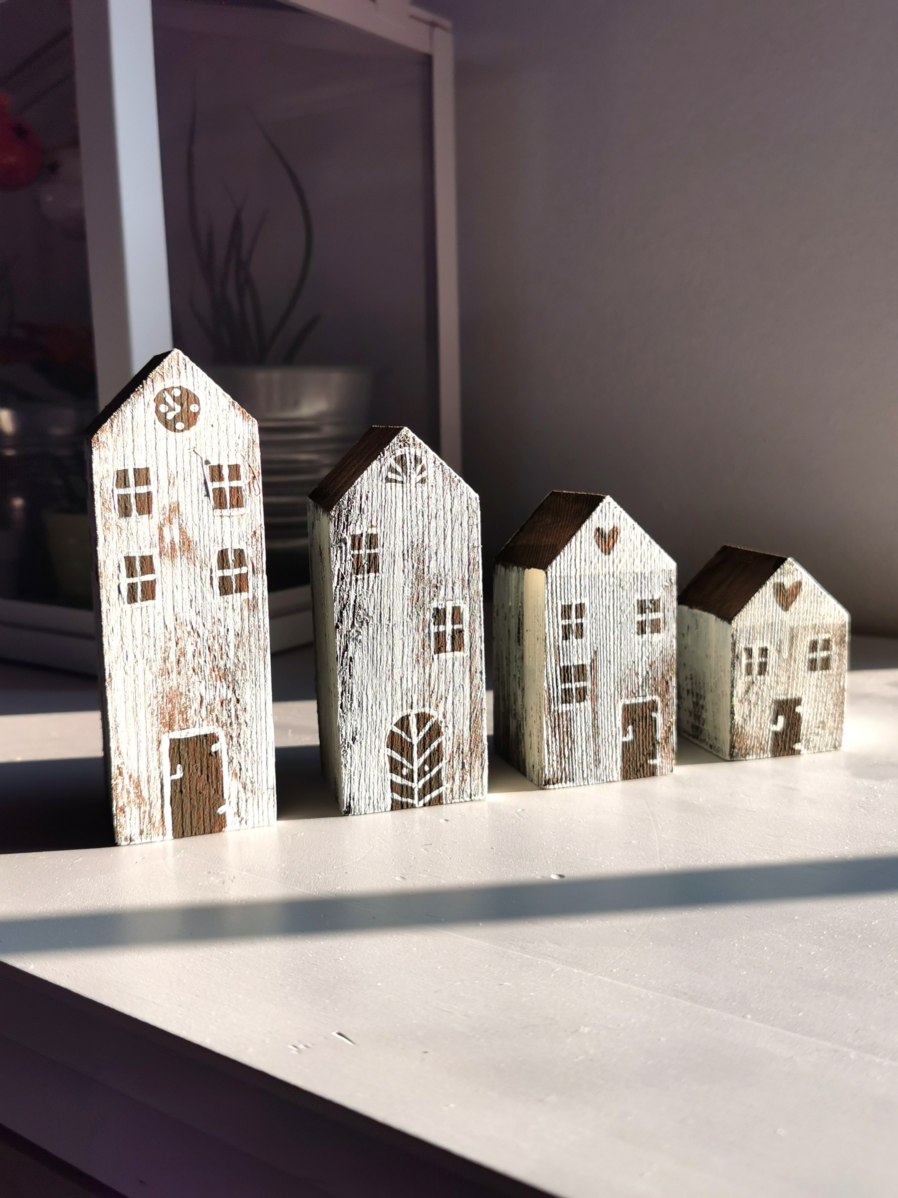 Dřevěné dekorace ve tvaru domečků - menší (4kusy)