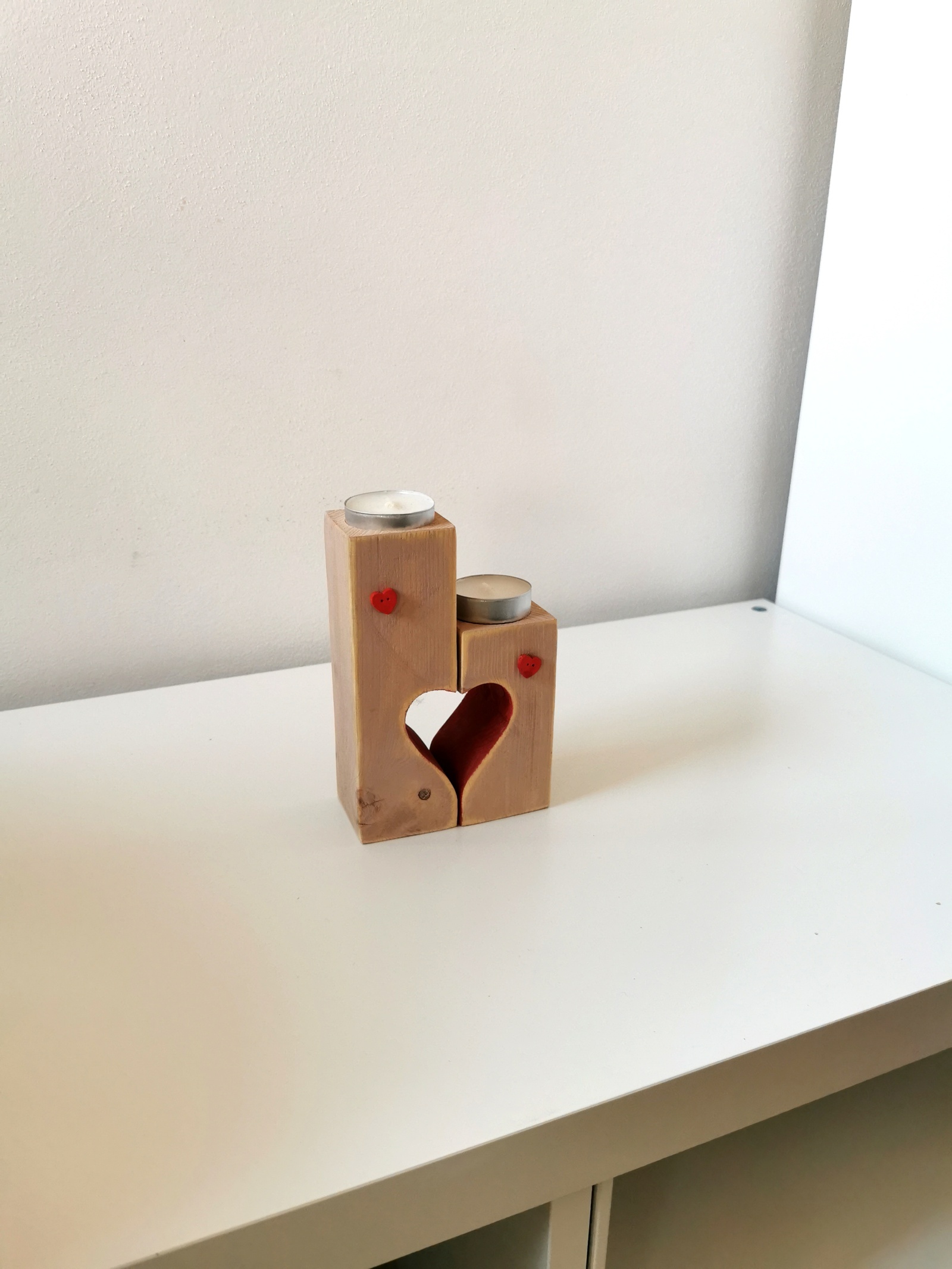 Dřevěný svícen se symbolem srdce pro 2 čajové svíčky