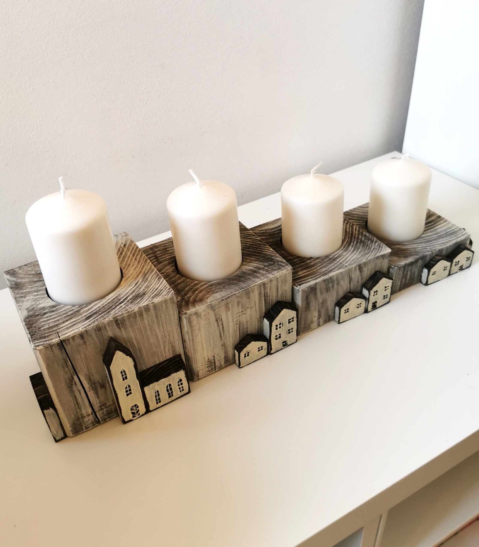 Dřevěný rustikální čtyřdílný svícen s dekoracemi s domečků - MAXI (včetně svíček)