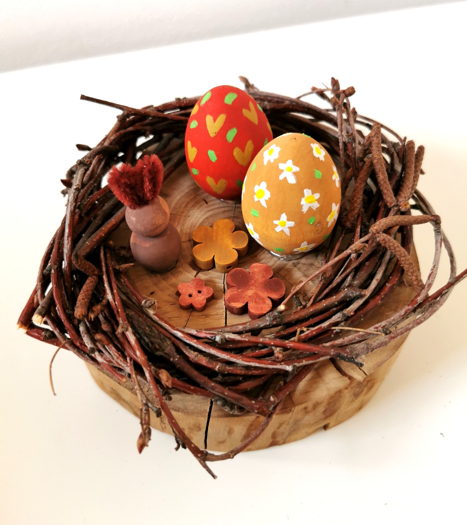 Velikonoční dekorace na slivoňovém dřevě