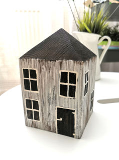 Velký dřevěný domeček se čtvercovou základnou (1ks)