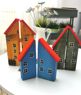 Romantické skládací domečky s červenou střechou