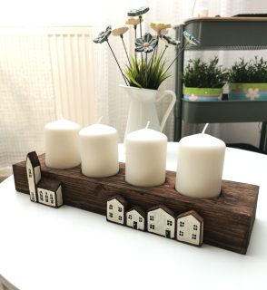 Velký dřevěný svícen s romantickými domečky