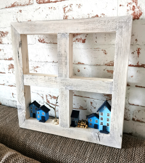 Obraz dřevěné okénko s modrými domečky