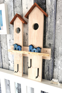 Velký dřevěný věšák s domečky