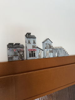 Dekorace na dveřní zárubeň – pokračování kouzelné uličky