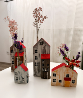 Dřevěné domečky s vázičkou na květiny