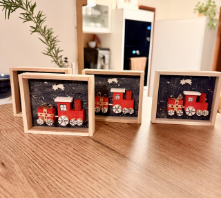 Dřevěný obrázek – vánoční vláček s dárkem