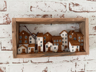 Alpské městečko – dřevěný obraz s domečky a kolem