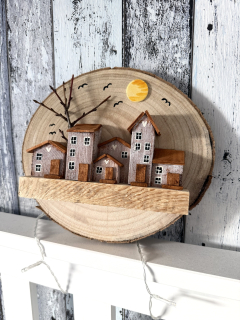 Alpské městečko – dřevěný obraz na kulatině se sluncem