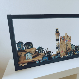 Dřevěný obraz s domečky a majákem