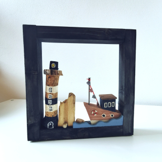 Dřevěný obrázek s majákem a lodí