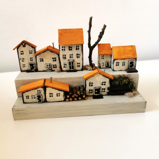Dřevěná dekorace s malými domečky