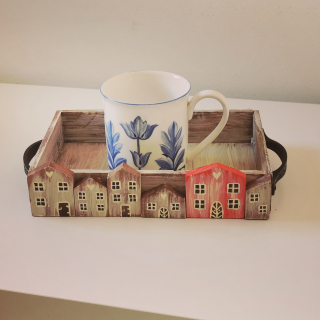 Dřevěný tácek s vintage kovovými madly