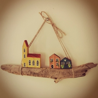 Závěsná dekorace z dubové větvičky s domečky