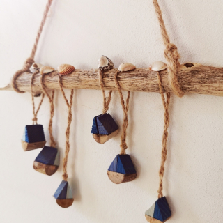 Závěsná dekorace z dubové větvičky s lodičkami