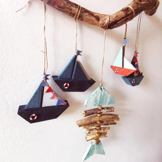 Dekorace z dubové větvičky s loďkami a rybou