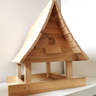 Krmítko pro ptáky v podobě chaloupky