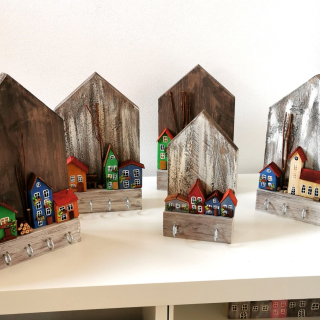 Dřevěný věšák na klíče