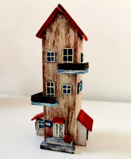 Dřevěná dekorace ve tvaru patrového domku