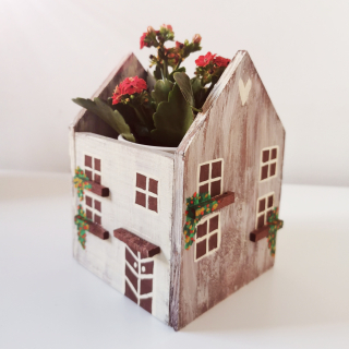 Dřevěný obal na květináč ve tvaru domku