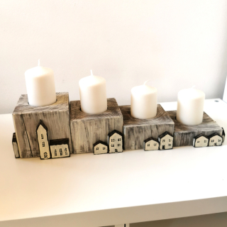 Dřevěný rustikální čtyřdílný svícen s dekoracemi s domečků - MAXI