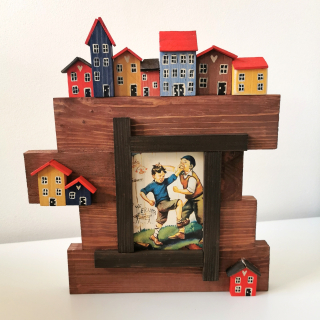 Dřevěný rámeček na fotografii s domečky