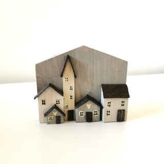 Dřevěná dekorace ve tvaru světlého domečku k zavěšení