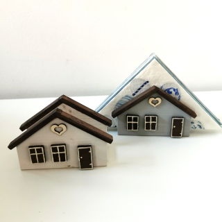 Dřevěný držák na ubrousky - domek