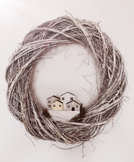 Bílý proutěný věnec s domečky