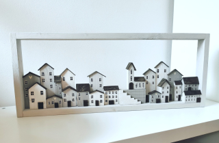 Dřevěný obraz v bílé barvě se spoustou domečků