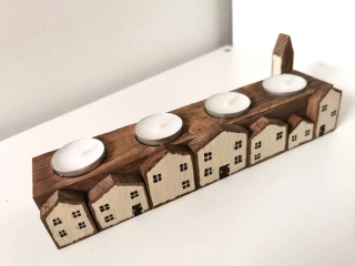 Dřevěný rustikální svícen s domečky na čtyři čajové svíčky